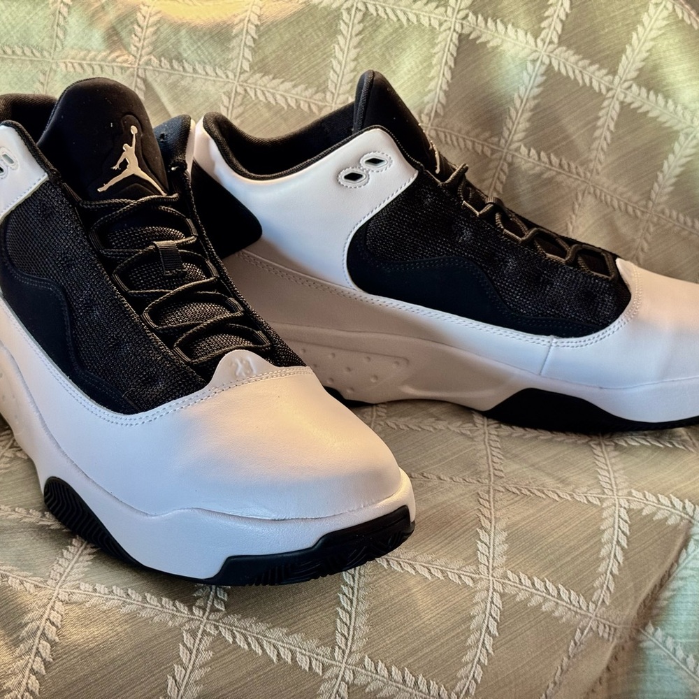 Nike Jordan Black and White Max Aura 2, 13 Men’s NIB